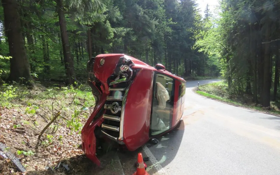 Řidička se zadívala do lesa, s autem skončila na boku