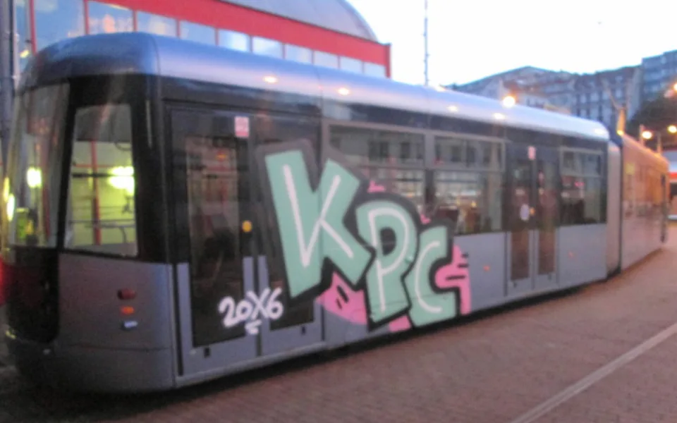 Neznámý vandal posprejoval v Lidových sadech tramvaj, policie hledá svědky