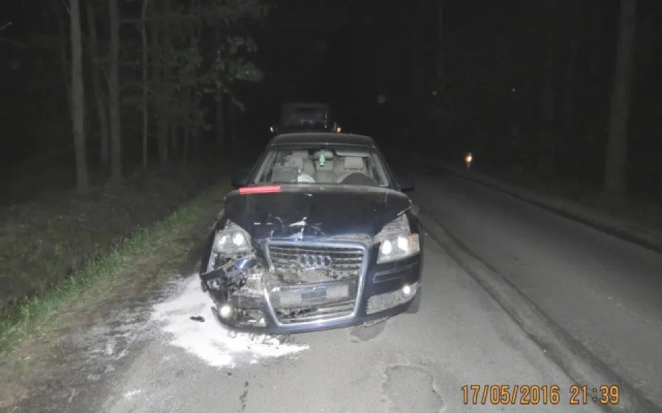 Řidič Audi přehlédl brzdící auto před sebou, škoda je téměř čtvrt milionu