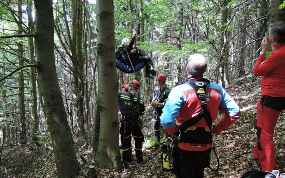 Paraglidista se prolétl jen 150 metrů, ze strom ho museli sundat až hasiči