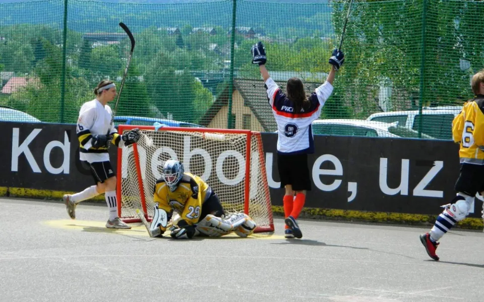 Hráč Rebels Liberec Jan Marek právě vstřelil gól a srovnal stav na 2:2. Ovšem na Vosy Liberec to nestačilo a ty tak zvítězily 9:3
