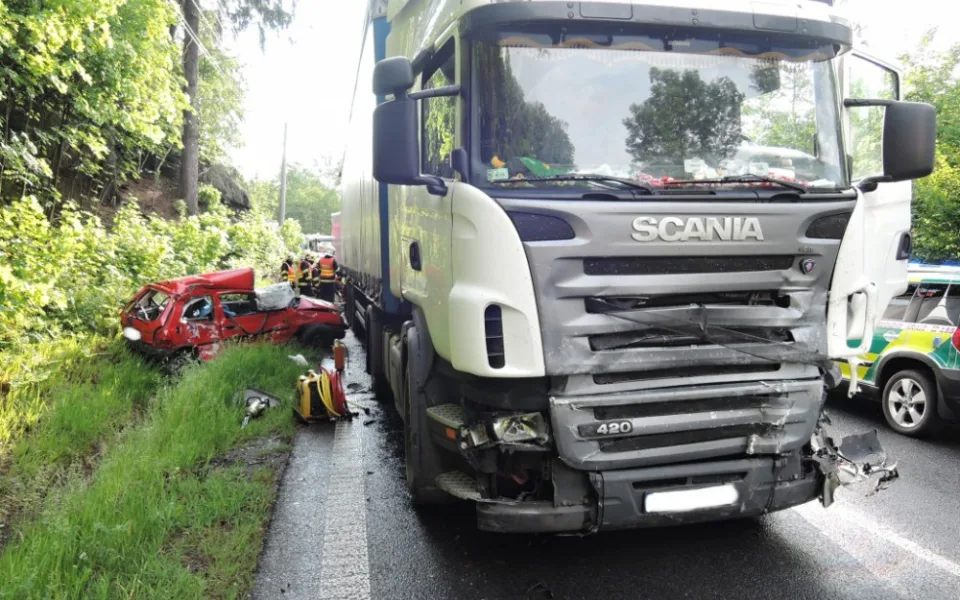 Silnici z Mníšku na Liberec uzavřela smrtelná nehoda