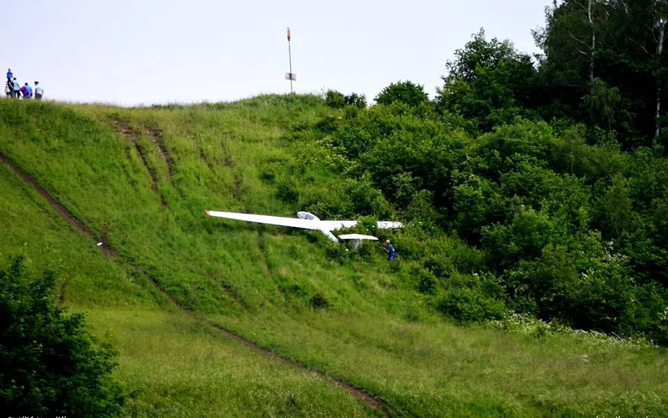 Tvrdé přistání kluzáku. Devětašedesátiletá pilotka ho zapíchla do stráně v Hodkovicích