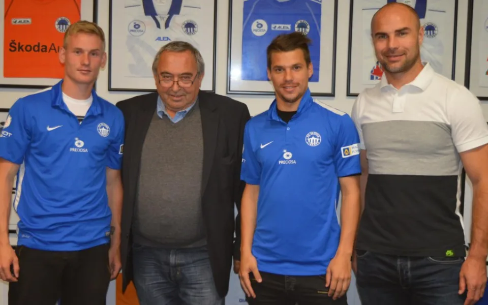 Ze Sigmy přichází Petr Ševčík (vlevo) a Jan Navrátil. Při slavnostním podpisu s prezidentem klubu Zbyňkem Štilerem a sportovním ředitelem Janem Nezmarem.