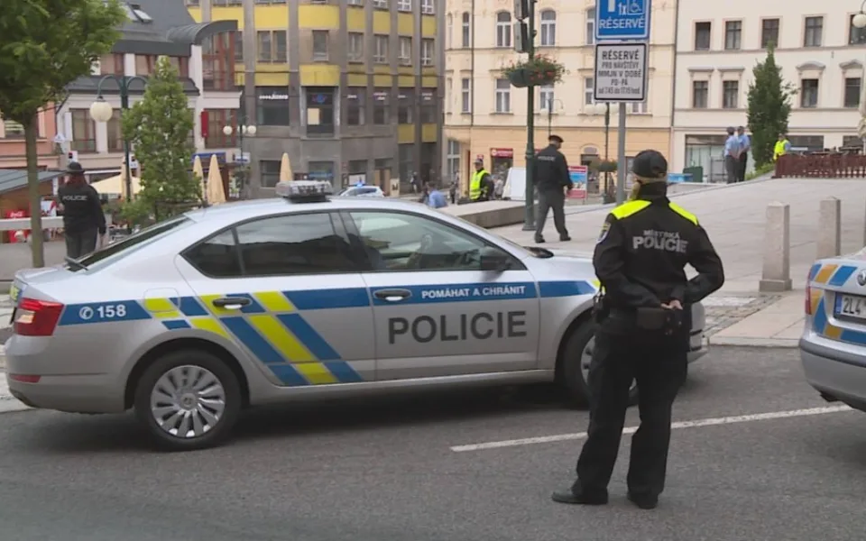 Policie evakuovala jablonecký magistrát a další budovy, anonym oznámil uložení bomby v budově