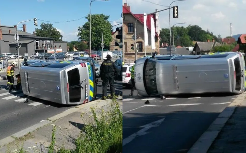 Policejní dodávka skončila po střetu s osobním autem na boku, nikdo se nezranil