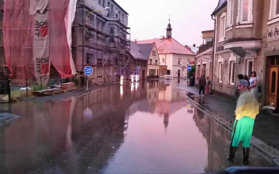Prudký liják zaplavil ulice Frýdlantu a způsobil výpadek elektrického proudu