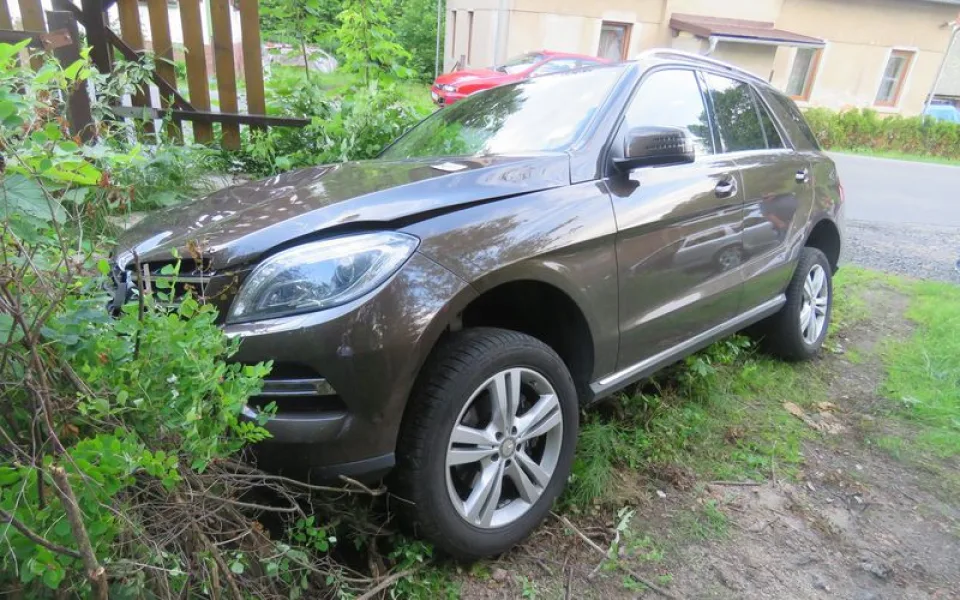 Střetu sice zabránil, své auto ale zapíchl do příkopu