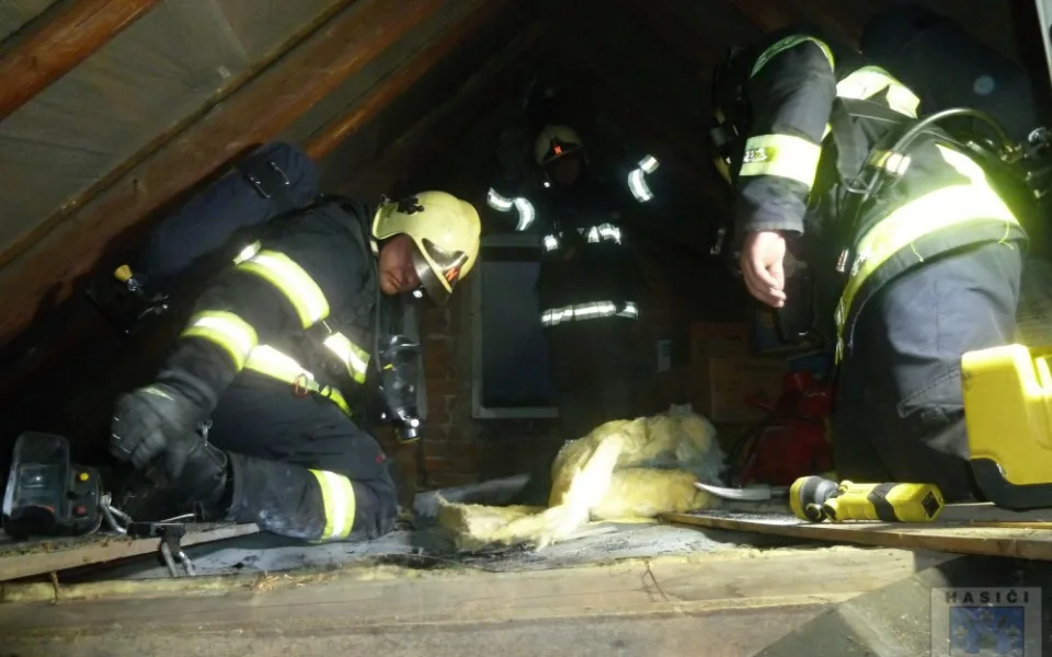 Blesk způsobil další požár domu, majitel se při hašení propadl podlahou