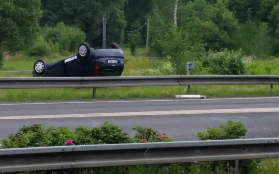 Nehoda na nájezdu na průtah Libercem. Osobní auto skončilo na střeše