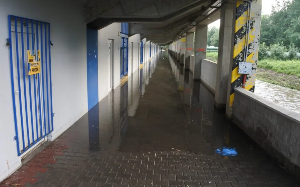 Zázemí stadionu Slovanu zaplavil přívalový déšť, plavala recepce i fanshop