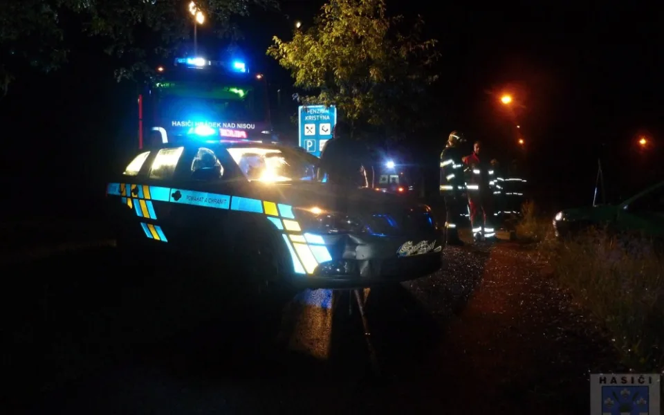 Zfetovaný Polák ujížděl hrádeckým policistům. Honičku zastavil až náraz do policejního auta