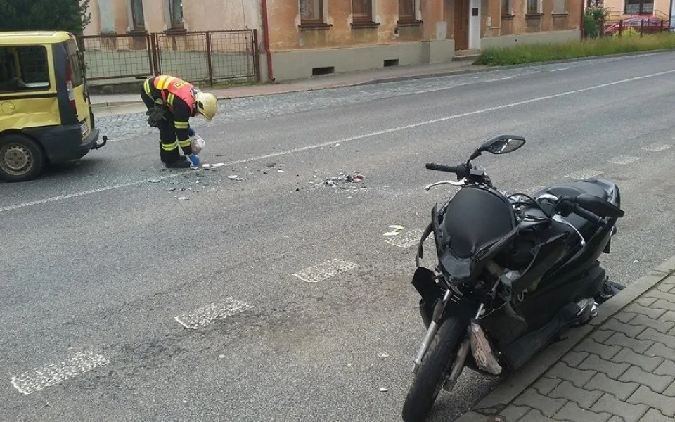V Hodkovické ulici se střetl osobák s motocyklem, jeden člověk skončil v nemocnici