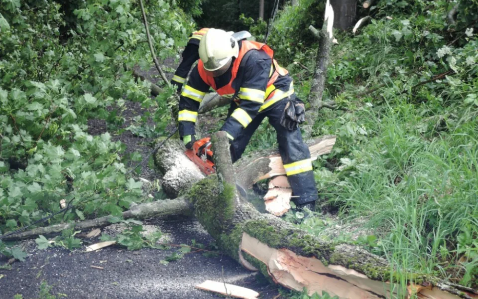 Energetici opravili s pomocí posil dodávky proudu na Liberecku