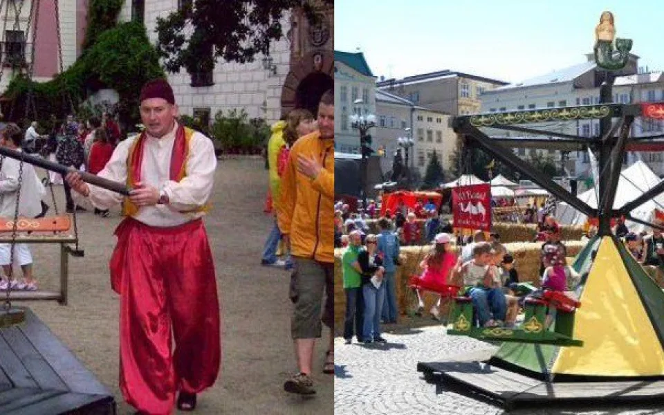Náměstí v Liberci se o svátcích s kolotoči vrátilo do minulosti