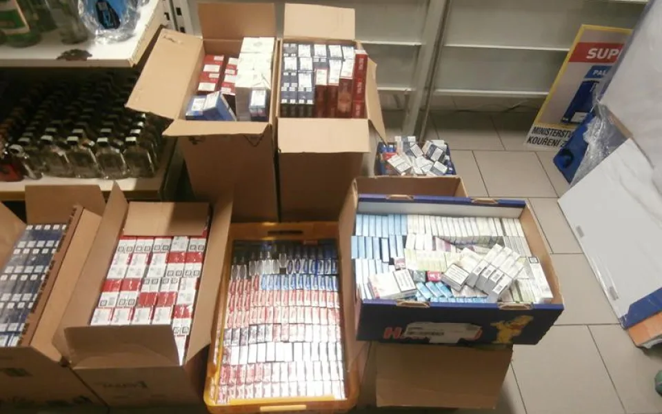 Celníci odhalili sklad napěchovaný cigaretami s neplatnými kolky
