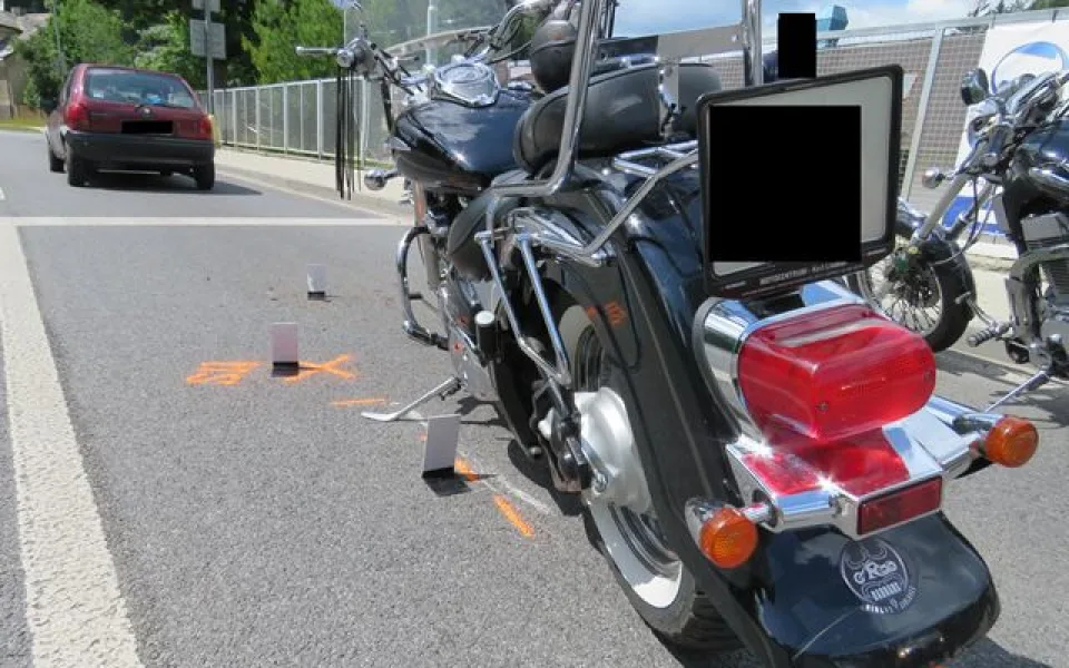Motocyklista doplatil na nedodržení bezpečné vzdálenosti