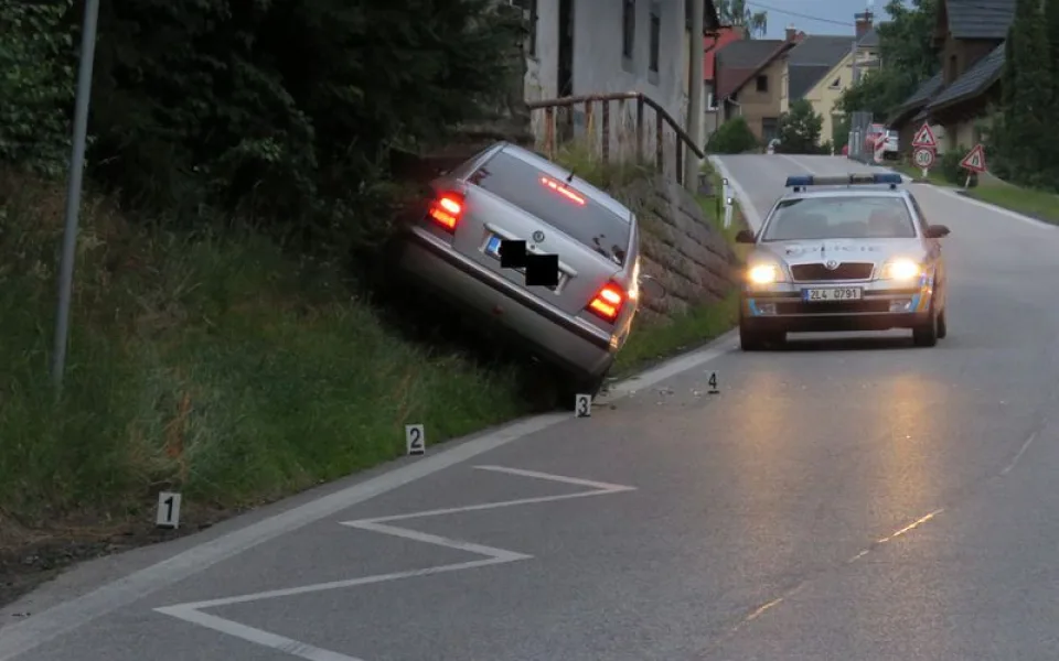 Opilý řidič zapíchl auto do svahu u silnice, nadýchal přes 1,5 promile