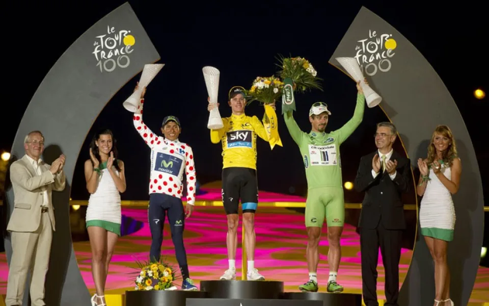 Skláři v Lindavě dnes vyráběli trofeje pro Tour de France