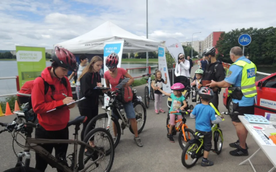 Jak bezpečně na kole? Strážníci společně s Týmem silniční bezpečnosti radili cyklistům