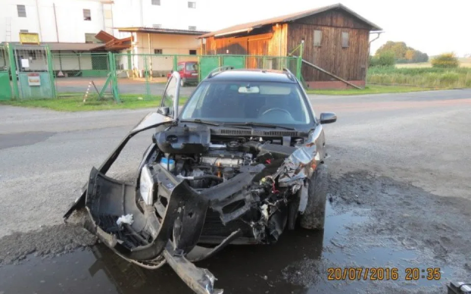 Při otáčení na silnici zranil motorkáře