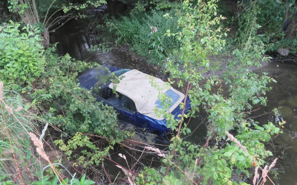 Řidička se vyhýbala srnce, své auto utopila v potoce