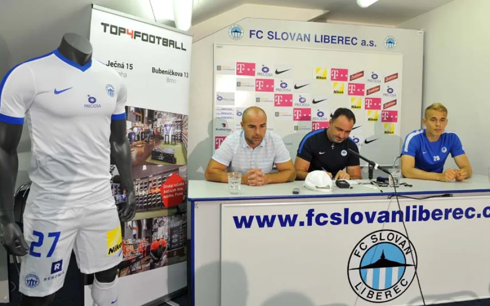 Tisková konference před novou sezonou (vlevo nový dres pro venkovní utkání)
