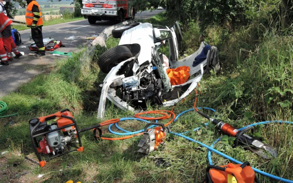 Hasiči museli po střetu s cisternou vystříhat posádku osobáku