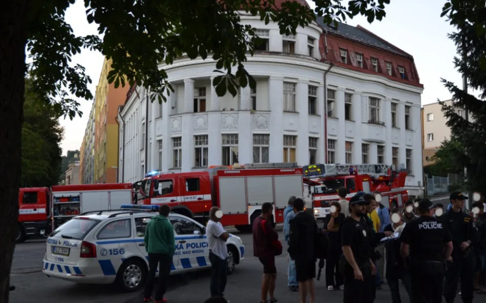 Kvůli požáru hasiči evakuovali z ubytovny 77 lidí