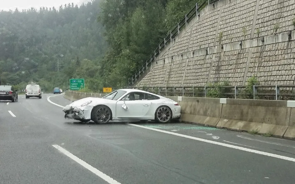 Porsche po nehodě na výpadovce z Liberce