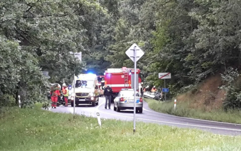 Vážná nehoda na okraji Mníšku zastavila provoz na silnici do Frýdlantu, minimálně jeden zraněný
