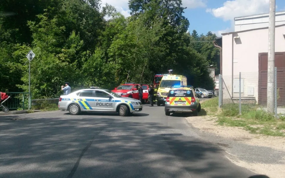 Opilý muž spadl do koryta Nisy, když mával na manželku