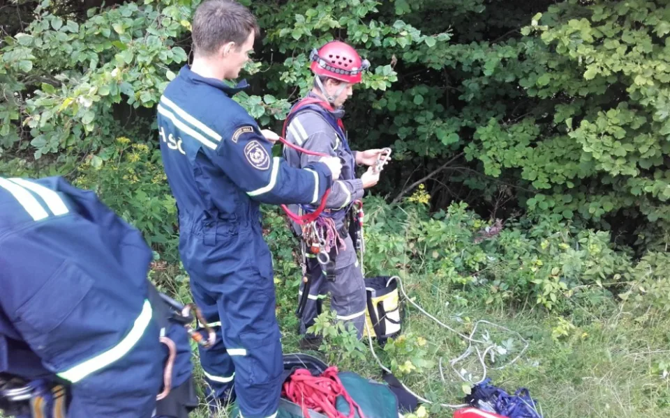 Hasiči zachraňovali paraglidistu z dvanáctimetrového buku