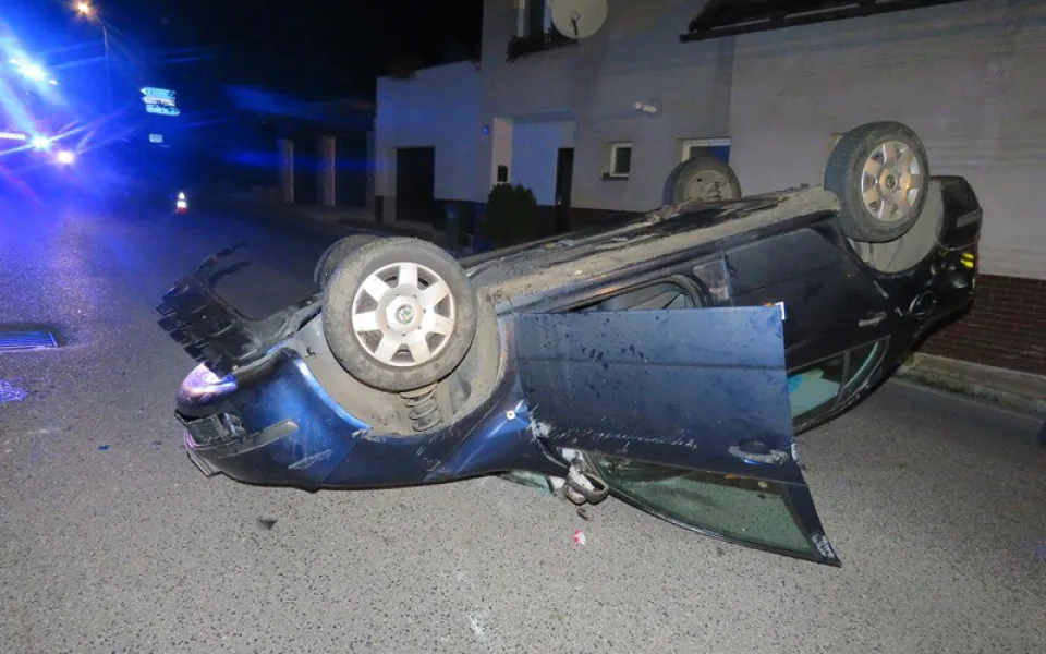 Opilý řidič naboural Fabií do schodiště u domu, auto otočil na střechu