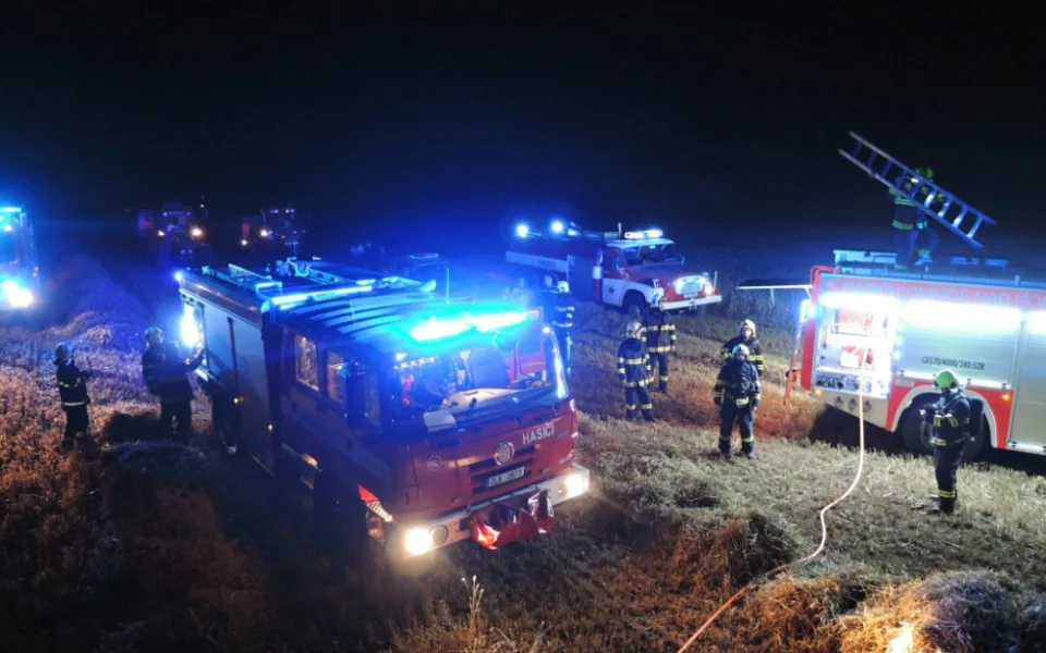 Pohotový kombajnér zachránil svůj stroj, prasklá hadička zapálila motorový prostor