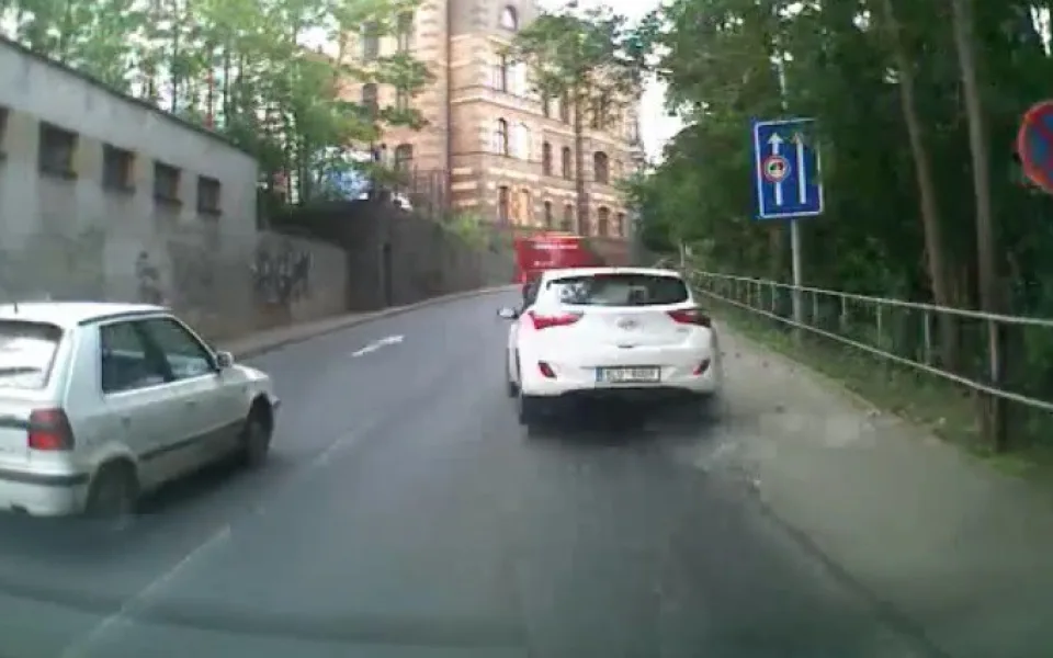 Řidič Hyundai málem způsobil nehodu u OC Forum, jen se štěstím se protáhl mezi auty