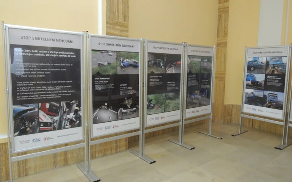 Výstavu „STOP smrtelným nehodám“ se zastavila na jablonecké radnici