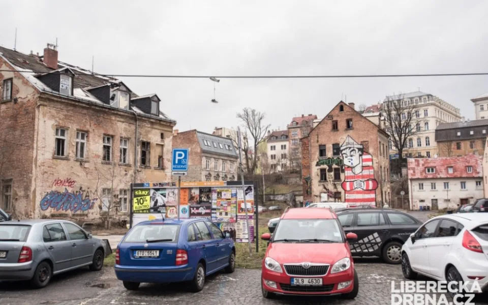 Zatímco někde rostou nové byty, jiné domy chátrají.