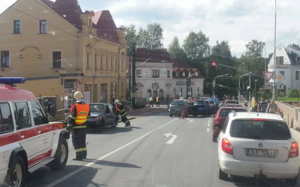 Frekventovanou silnici ve Vratislavicích zablokovala nehoda tří aut, řidiči trávili v kolonách desítky inut