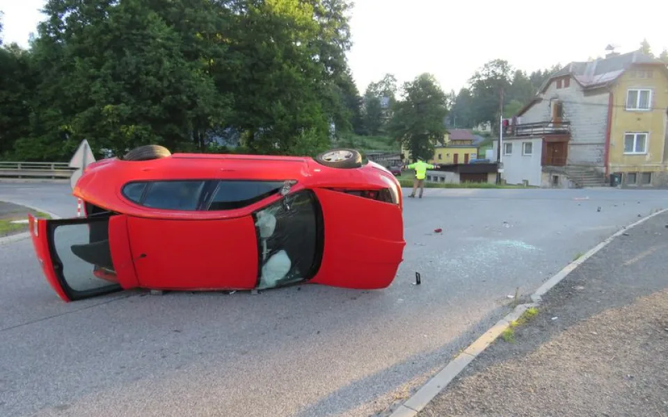 Řidič nedal přednost, se svým Seatem skončil na boku