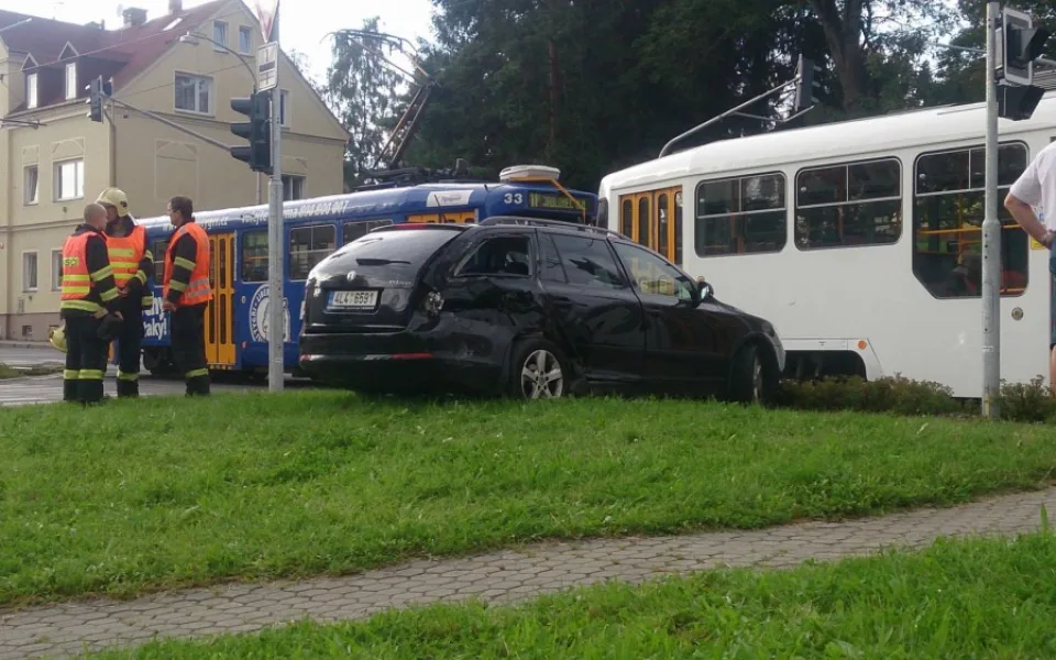 Další střet tramvaje s osobákem ve Vratislavicích. Řidič odbočoval těsně před soupravou