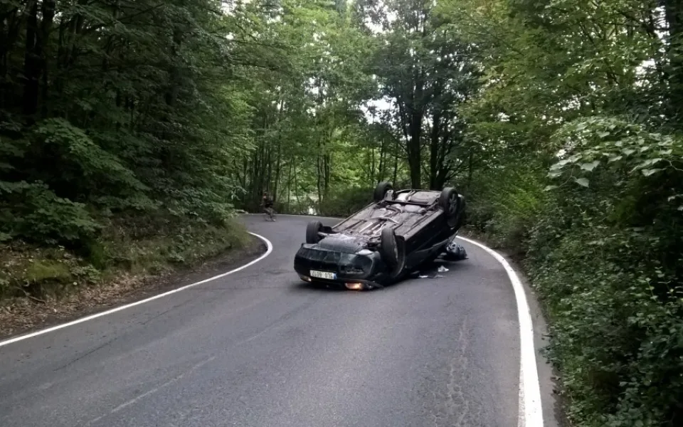 Tohle nevyšlo. Řidič otočil své auto na střechu