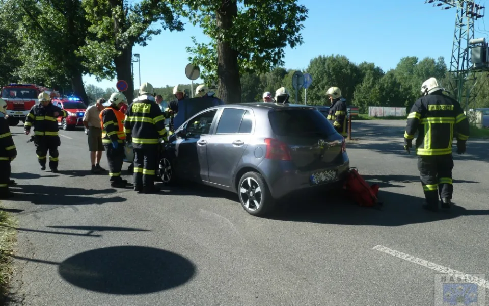 Silnici na Žitavu zablokovala nehoda dvou aut, jeden zraněný
