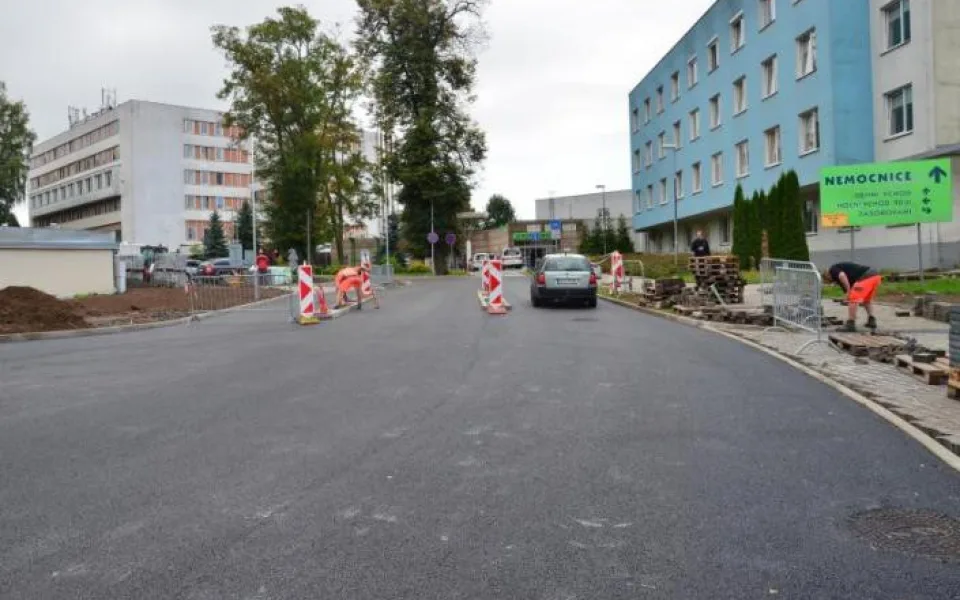 Nemocnice v Jablonci má nový vjezd, přibylo míst k parkování
