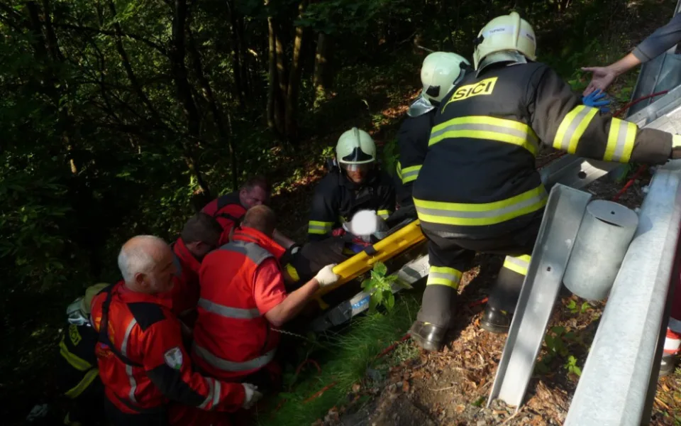 Pátek nepřál motorkářům. Dva skončili v nemocnici po střetu s dodávkami