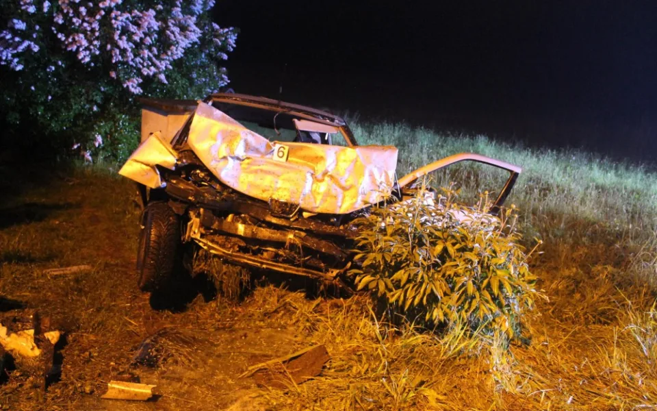 Auto po nárazu do zdi.