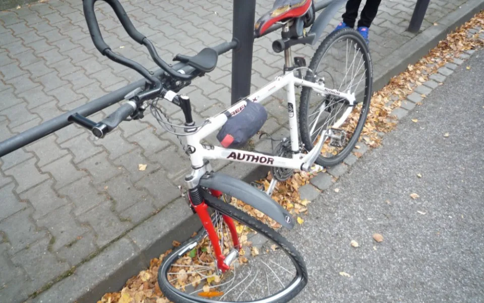 Střed dodávky s cyklistkou se neobešel bez zranění