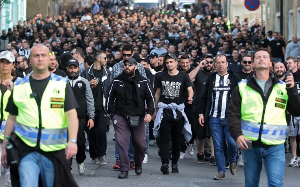 Libercem prošel pochod pěti stovek řeckých fanoušků
