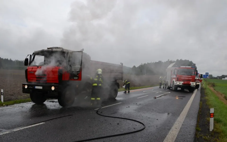 Tatru zachvátily plameny, řidič stihl včas vyskočit
