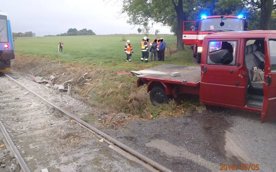 U Frýdlantu se střela dodávka s vlakem, záchranáři ošetřili čtyři zraněné